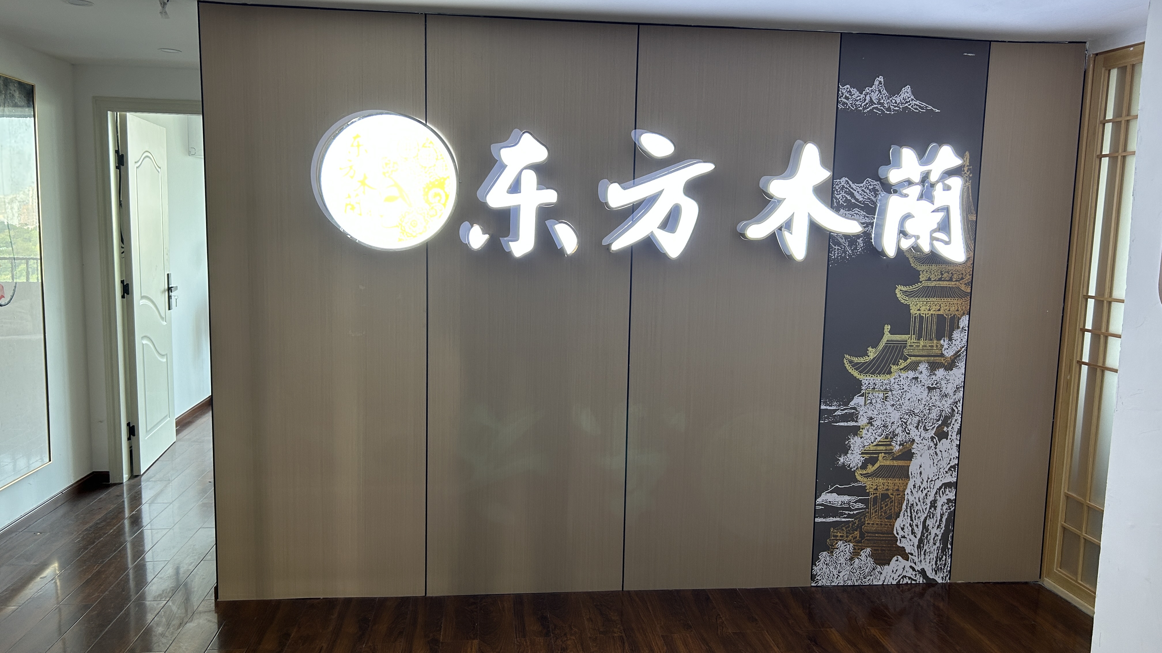 今天工作时间趁机逛了下服装店